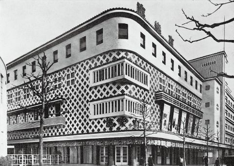 Yuraku-za, which gained popularity as a large theater, became a movie-only theater after being renovated in 1951 (Showa 26).