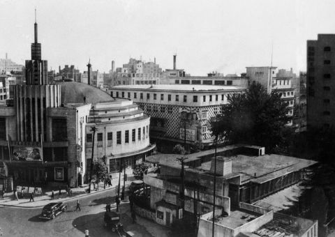 The movie district of Hibiya in 1952 (Showa 27), showing the Hibiya Movie Theater, with its round-shaped building, and Yuraku-za.